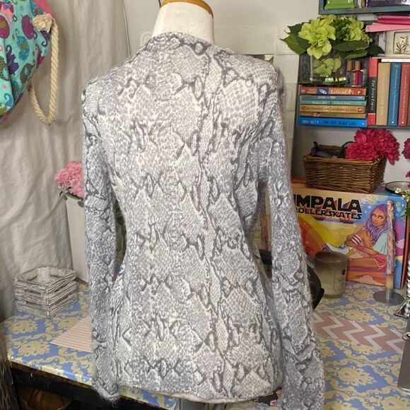 🌹Gray Wool Sweater🌹 Python Snake Print - Picture 4 of 5